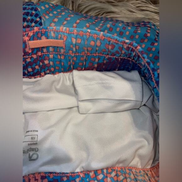Gap fit women’s multi colored shorts with lining - Picture 6 of 8